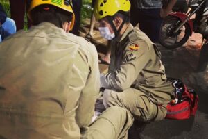 Jovem se feriu após colidir com um carro, em Luziânia (Foto: CBMGO - Divulgação)