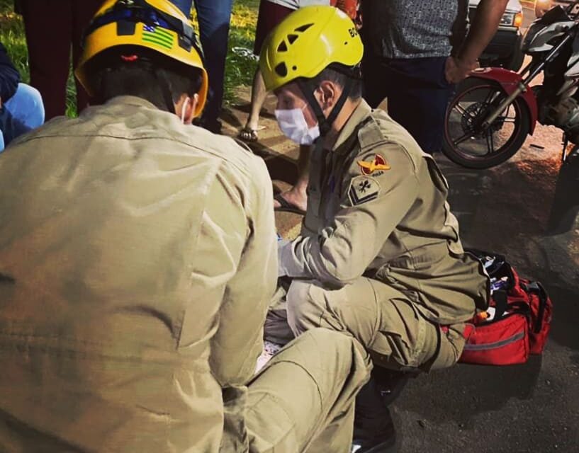 Jovem se feriu após colidir com um carro, em Luziânia (Foto: CBMGO - Divulgação)