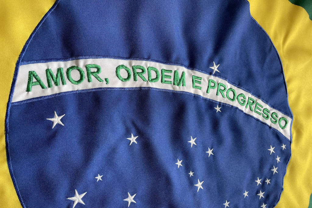 Acréscimo da palavra "amor" na bandeira