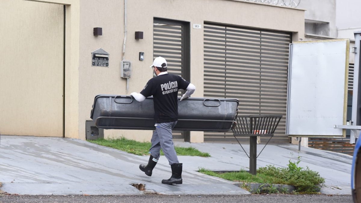 Peritos retiram corpos de vítimas de duplo homicídio de casa em Senador Canedo