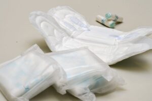 Governo vai reduzir impostos sobre importação de absorventes e fraldas