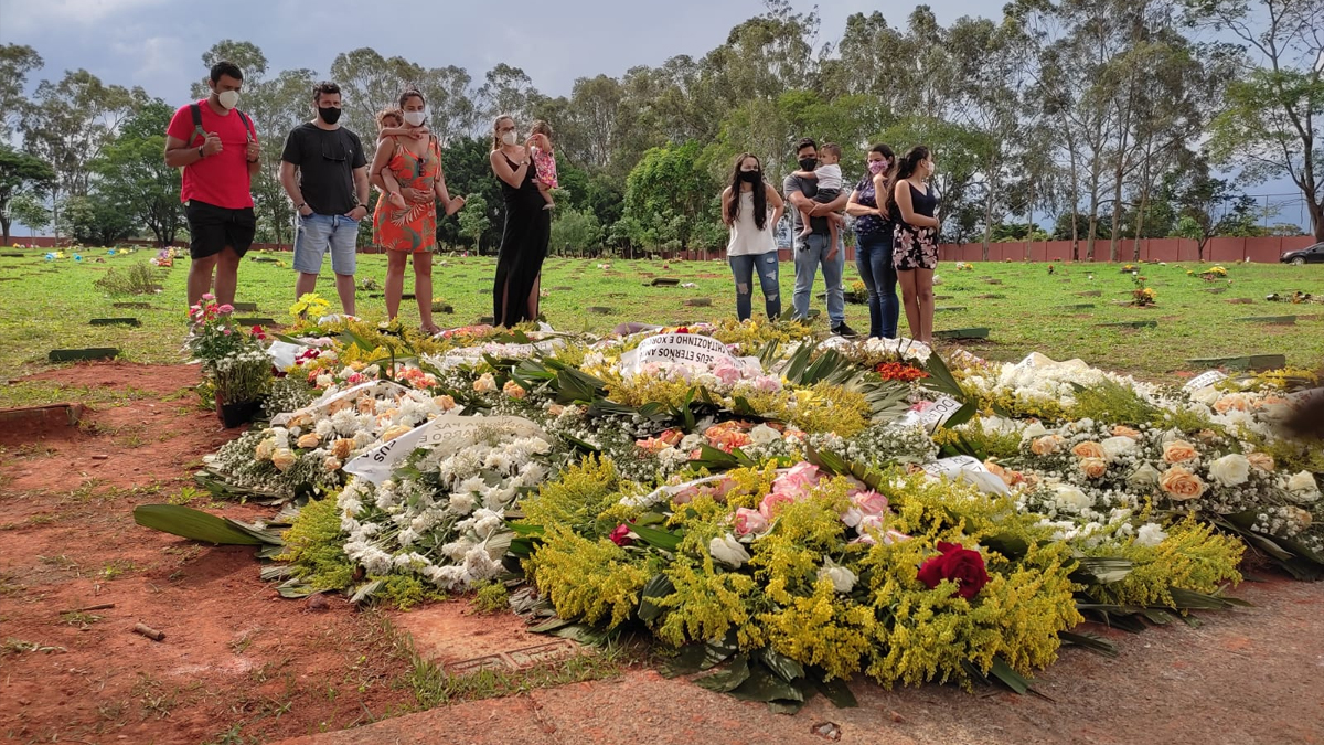 Fãs visitam túmulo da Marília Mendonça neste domingo