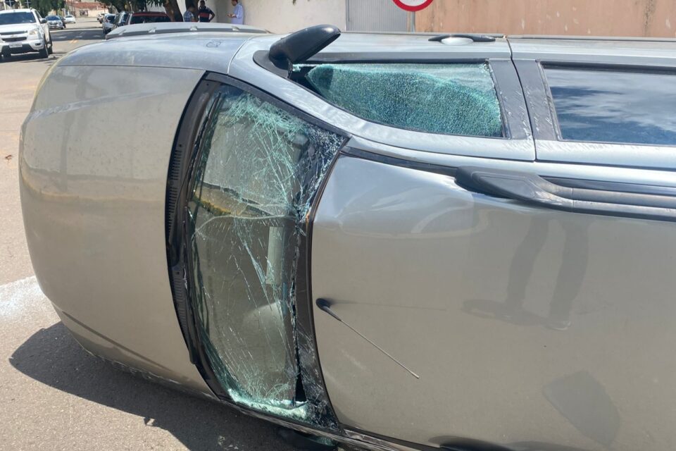 Motorista do carro e o filho dele saíram ilesos (Foto: Jonathan Cavalcante/Mais Anápolis)