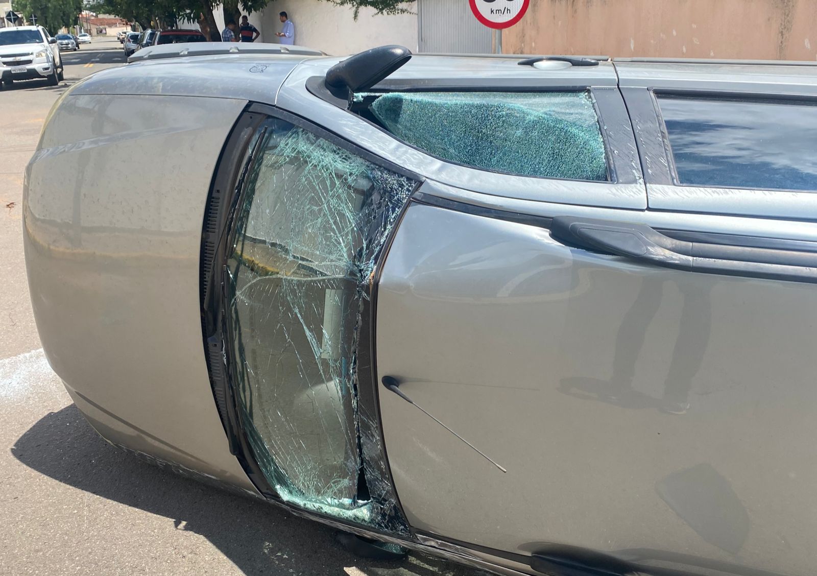 Motorista do carro e o filho dele saíram ilesos (Foto: Jonathan Cavalcante/Mais Anápolis)