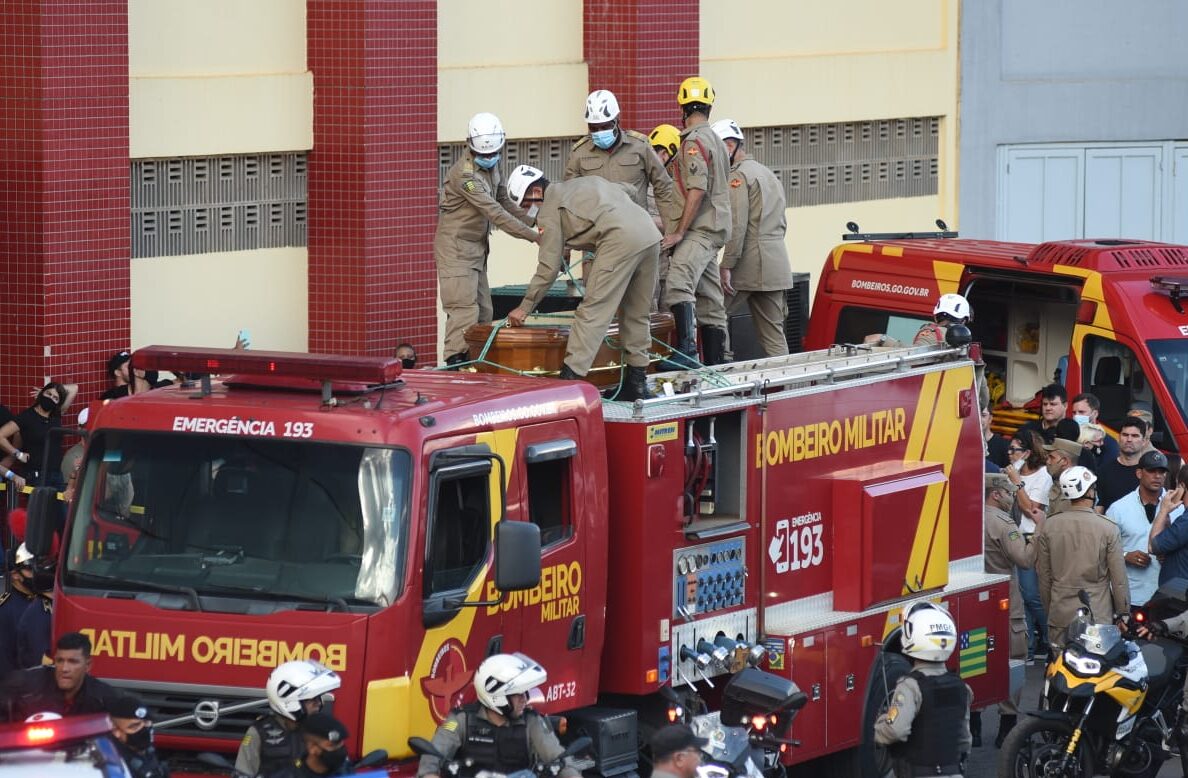 Corpo de Marília Mendonça deixa Goiânia Arena e segue para sepultamento, que será restrito