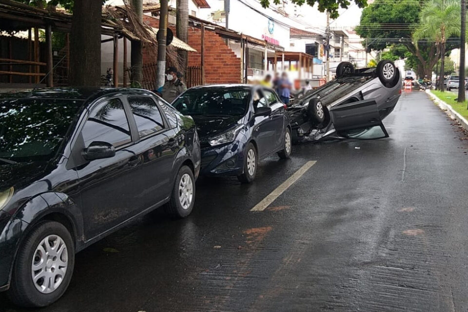 Motorista tem crise epilética após acidente com outros 3 carros em Goiânia