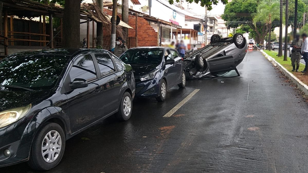 Motorista tem crise epilética após acidente com outros 3 carros em Goiânia