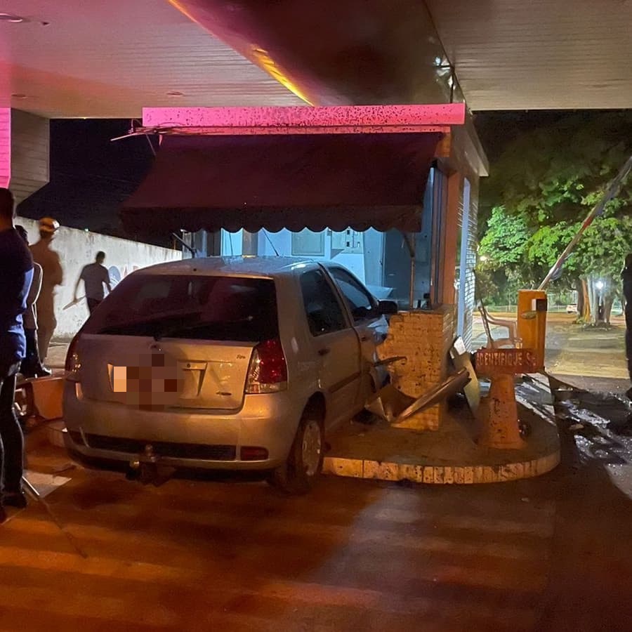 Veículo Fiat Pálio atingiu a guarita do CEL da OAB Anápolis. (Foto: Anápolis Notícias)