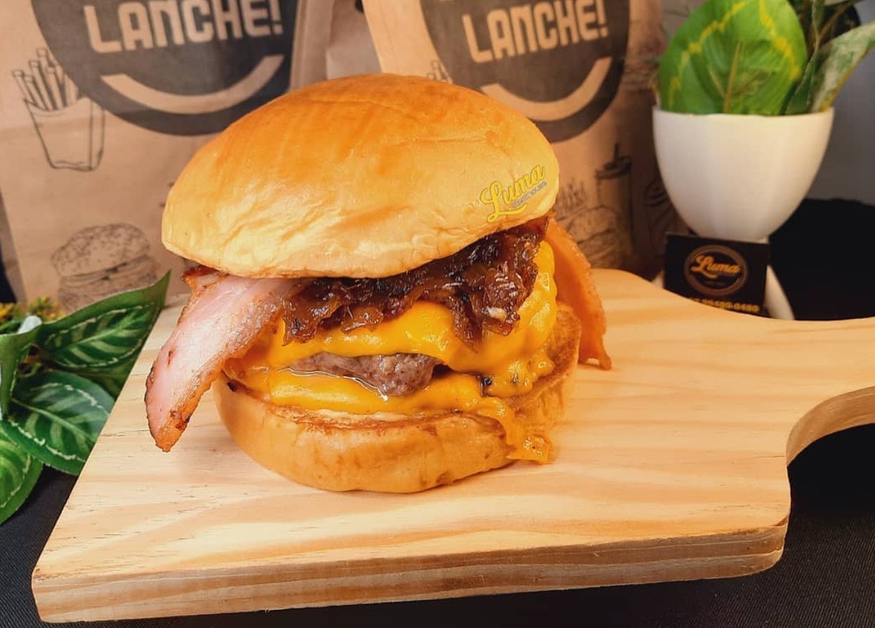 hambúrguer com bastante cheddar, bacon e cebola caramelizada da Luma Steakhouse, opção de hambúrguer artesanal em Aparecida de Goiânia