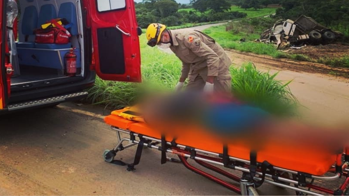 Motorista não consegue frear ao contornar rotatória e capota caminhão em Luziânia