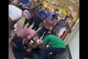 Populares ajudam segurança esfaqueado