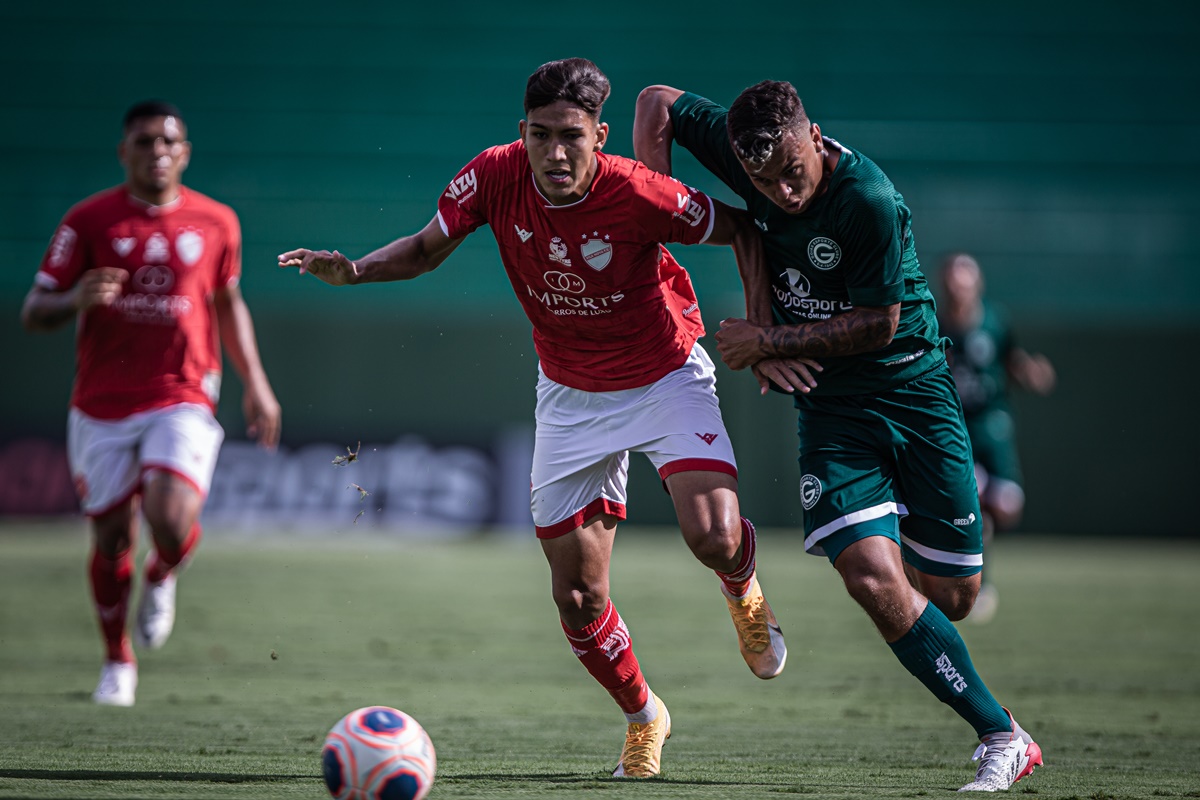 Jogadores do Goiás e Vila Nova disputam bola na final do Goiano Sub-20