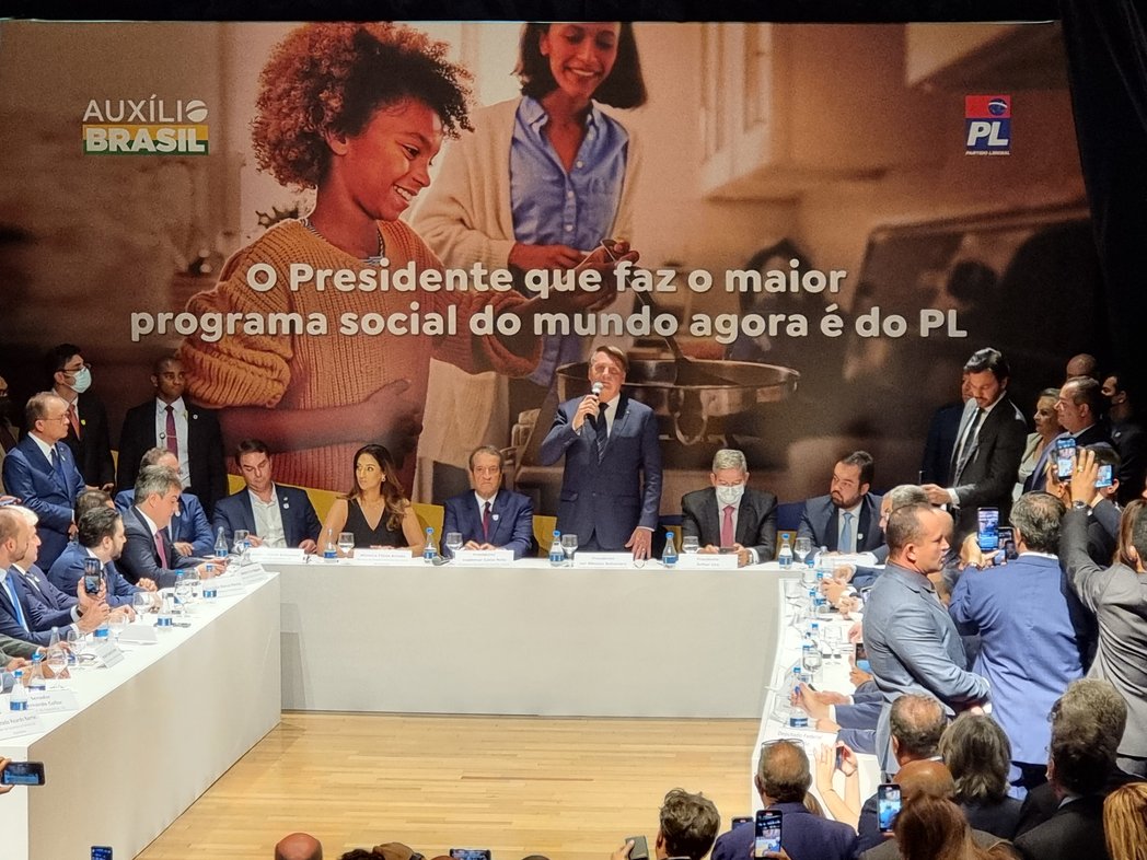 Jair e Flávio Bolsonaro se filiam no PL durante cerimônia em Brasília