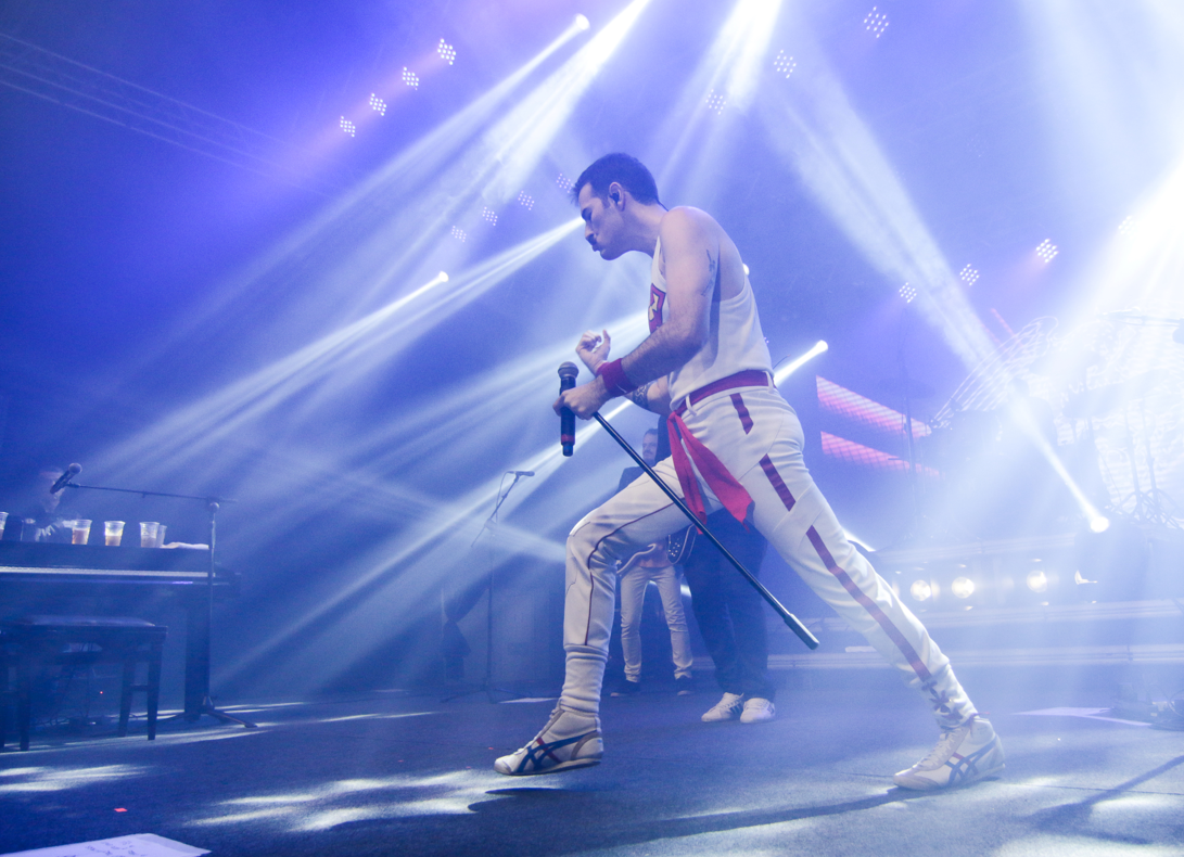 André Abreu em performance, que realizará um tributo ao Queen em Goiânia