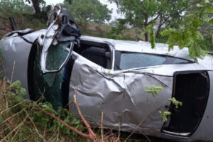 Mulher fica ferida após carro capotar em pista molhada na GO-330, em Catalão