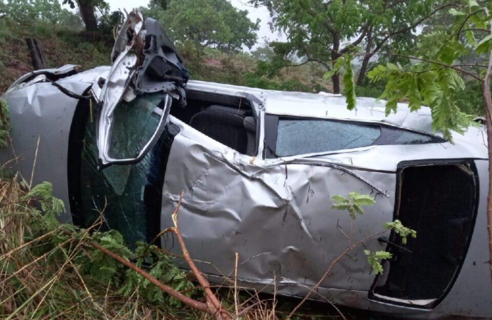 Mulher fica ferida após carro capotar em pista molhada na GO-330, em Catalão