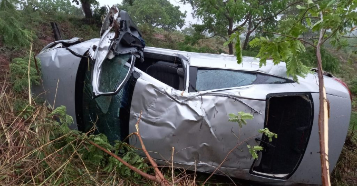 Mulher fica ferida após carro capotar em pista molhada na GO-330, em Catalão
