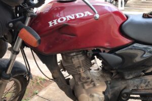 Decoração natalina do Buriti Shopping cai sobre moto e causa prejuízo a entregador