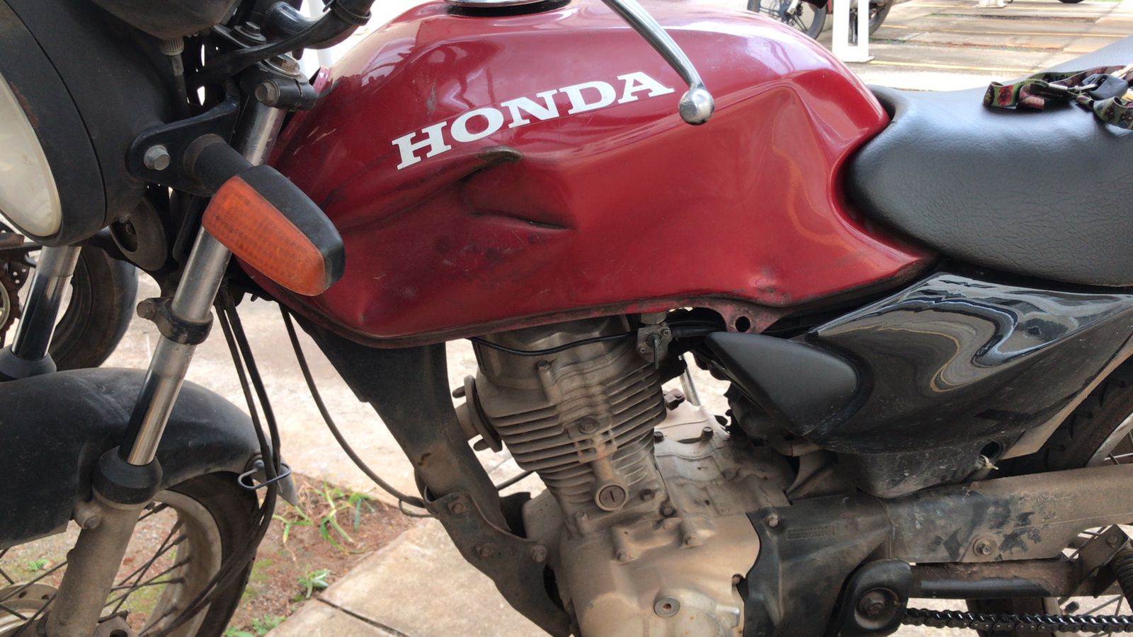 Decoração natalina do Buriti Shopping cai sobre moto e causa prejuízo a entregador