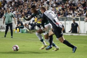 Alef Manga disputa bola em jogo contra o Operário