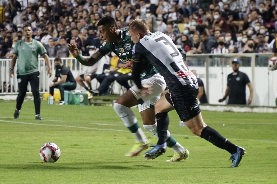Alef Manga disputa bola em jogo contra o Operário