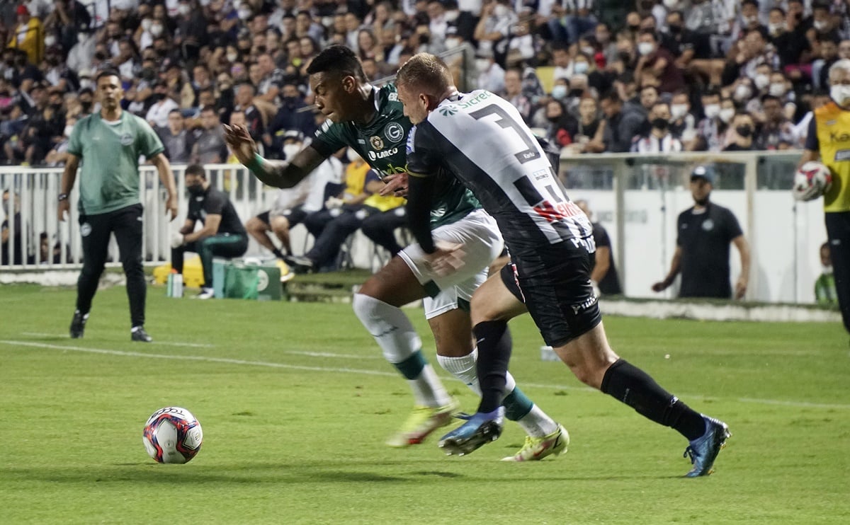 Alef Manga disputa bola em jogo contra o Operário