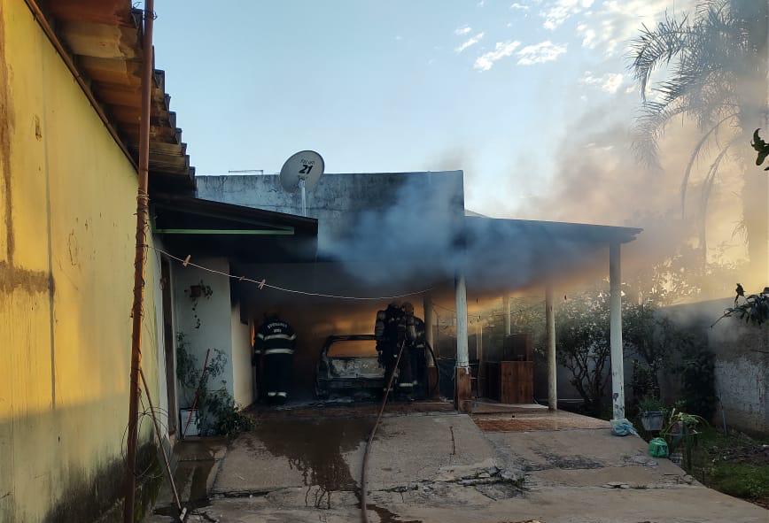 Equipes do Bombeiros realizaram o rescaldo na garagem do imóvel. (Foto: Divulgação/3ºBBM)