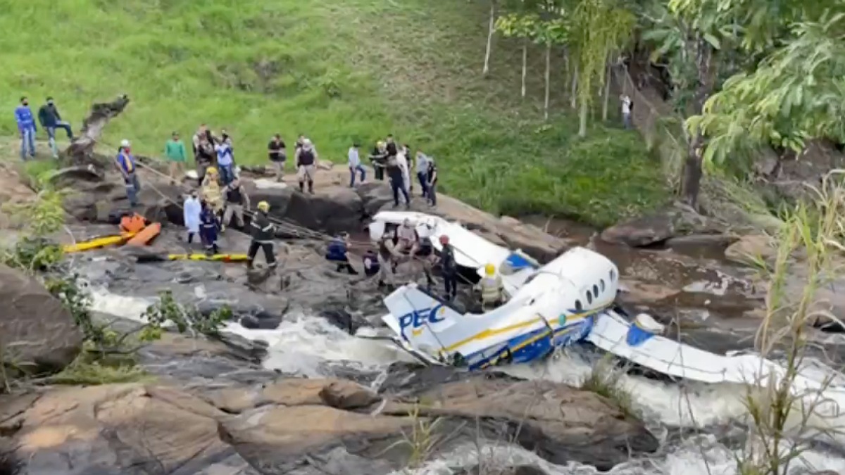 Avião que caiu com Marília Mendonça começa a ser retirado do local do acidente (Foto: Reprodução)