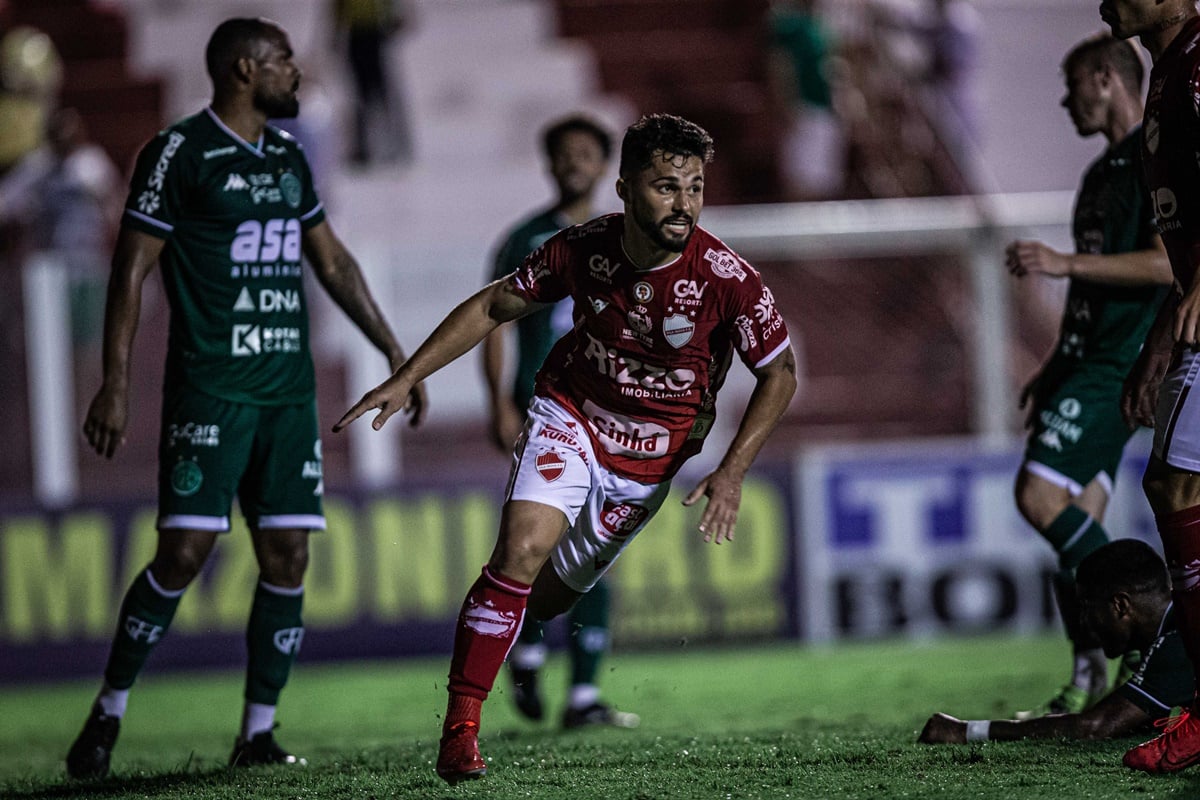 Alesson comemora gol no jogo contra o Guarani