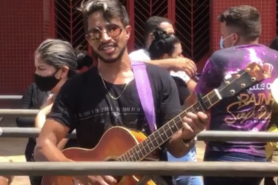 Guilherme Santoro, cantor sertanejo.