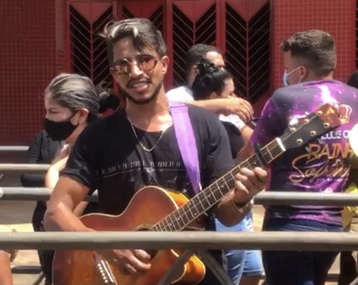 Guilherme Santoro, cantor sertanejo.