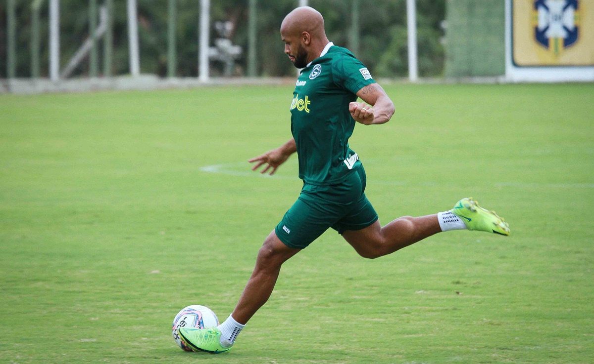 Fellipe Bastos finaliza em treino no Goiás
