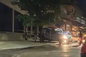 Homicídio foi praticado na calçada de um estabelecimento comercial. (Foto: Voz de Nerópolis)