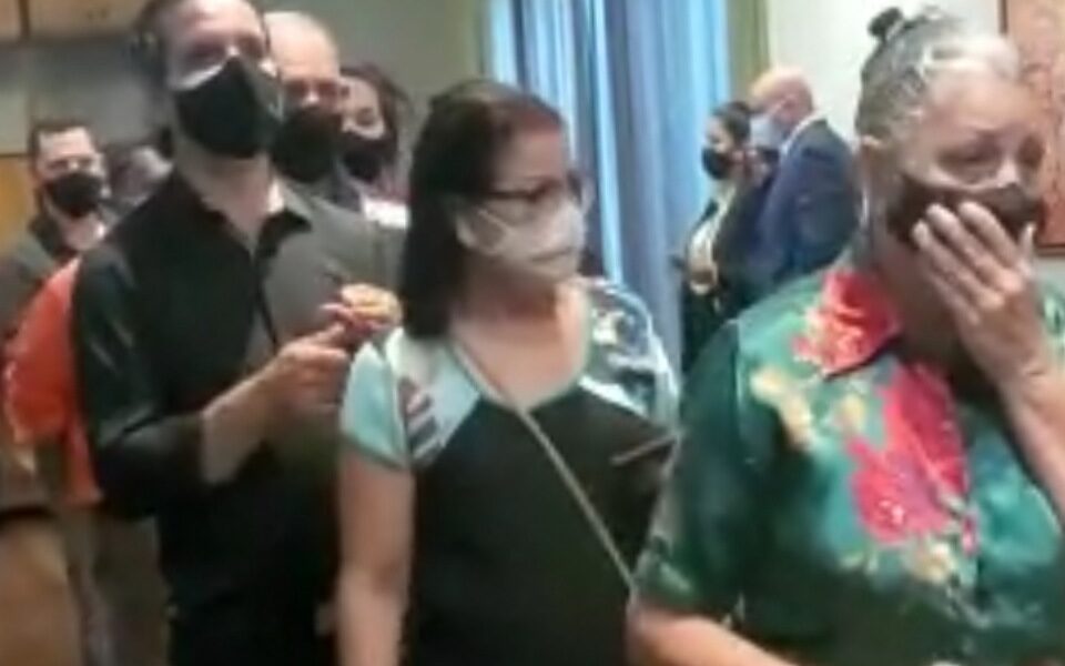 Com atraso, velório de Iris é aberto a público no Palácio das Esmeraldas