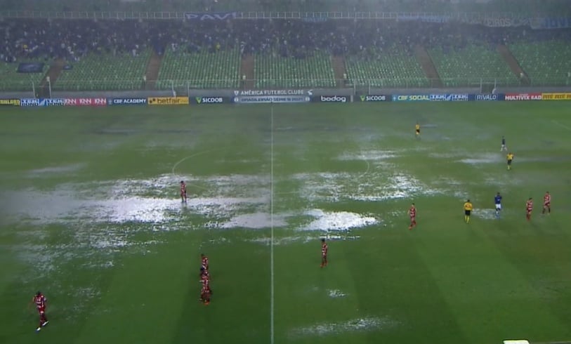 Independência alagado durante Cruzeiro e Vila Nova