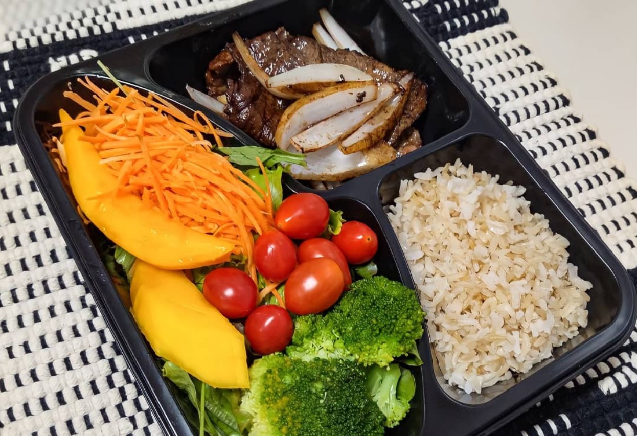 marmita com salada de brócolis, tomate e cenoura, com arroz e carne, opção para almoçar no Setor Bueno