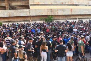 Fãs cantam ‘Infiel’ do lado de fora do ginásio onde acontece o velório da cantora Marília Mendonça. (Foto: Jucimar de Sousa)