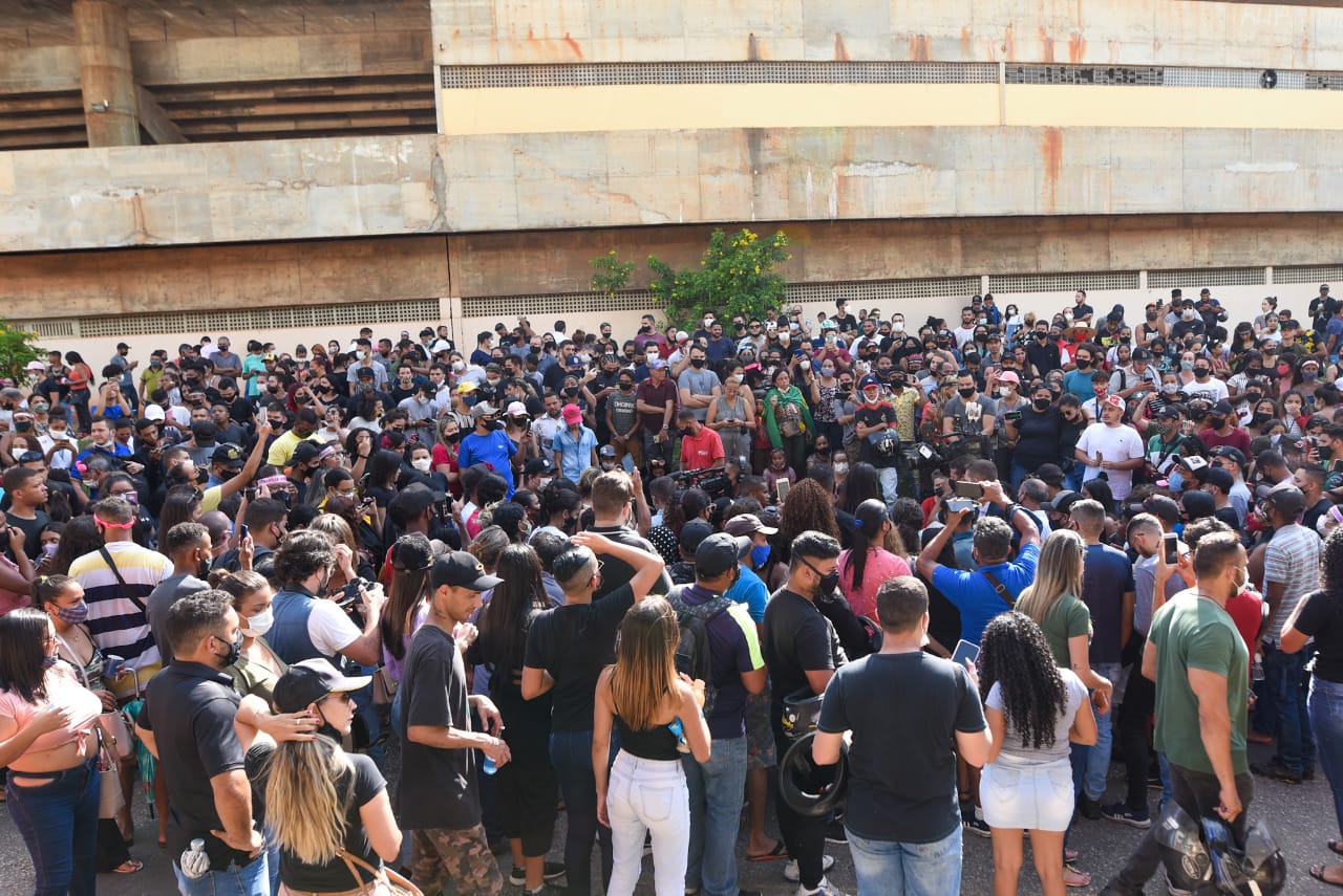 Fãs cantam ‘Infiel’ do lado de fora do ginásio onde acontece o velório da cantora Marília Mendonça. (Foto: Jucimar de Sousa)