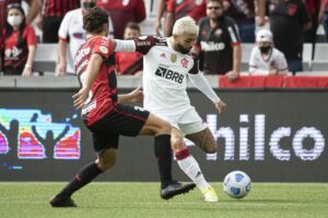 Gabriel Barbosa tenta finalização no jogo contra o Athletico-PR