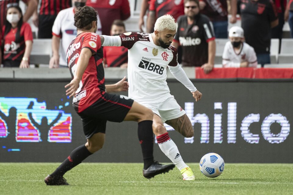 Gabriel Barbosa tenta finalização no jogo contra o Athletico-PR