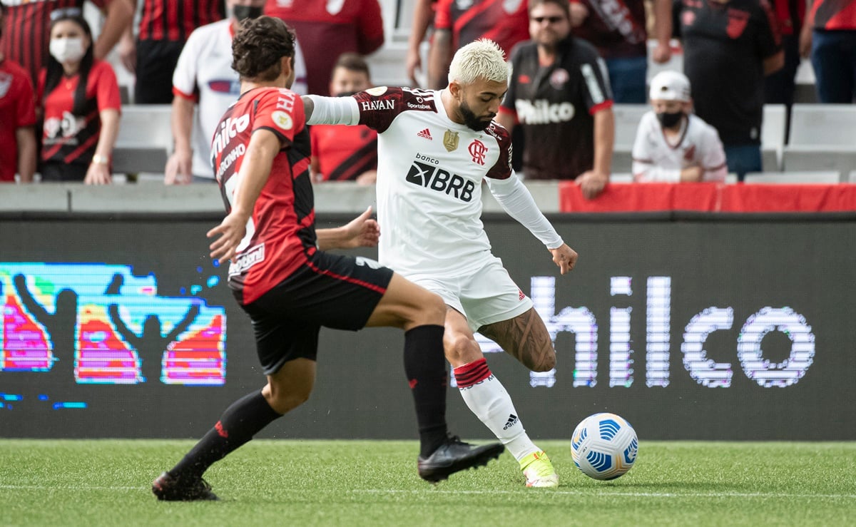 Gabriel Barbosa tenta finalização no jogo contra o Athletico-PR
