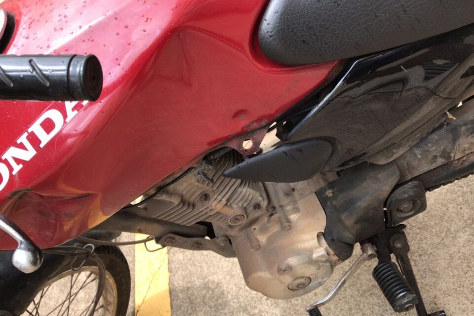 Decoração natalina do Buriti Shopping cai sobre moto e causa prejuízo a entregador