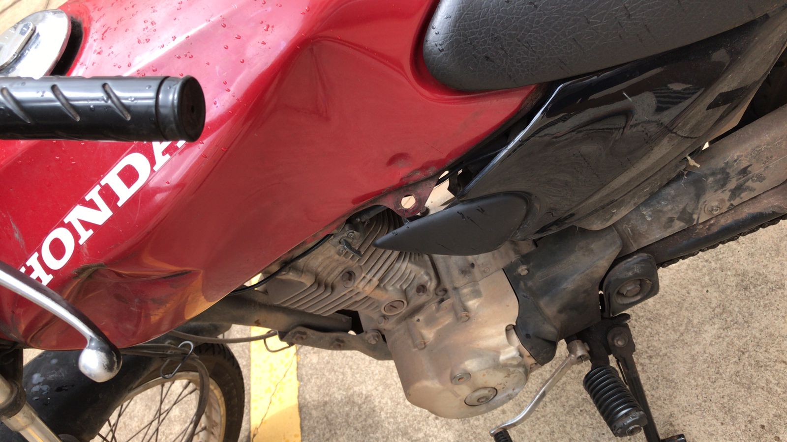 Decoração natalina do Buriti Shopping cai sobre moto e causa prejuízo a entregador