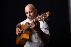 Músico Fernando Boi segurando um violão. O artista se apresenta no Chorinho em Goiânia, nesta sexta (12/11)