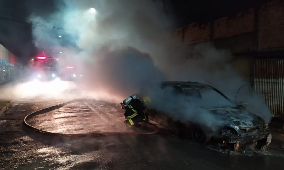 Carro pega fogo no meio da rua em Catalão e bombeiros desconfiam de ação criminosa (Foto: Corpo de Bombeiros)