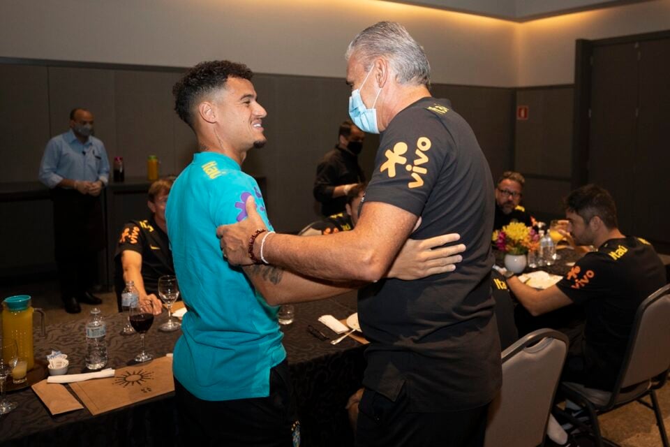 Coutinho cumprimenta o técnico Tite na seleção brasileira