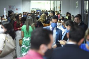 Disputa na OAB-GO: cabos eleitorais disputam espaço e fazem barulho no local de votação (Foto: Jucimar de Sousa - Mais Goiás)