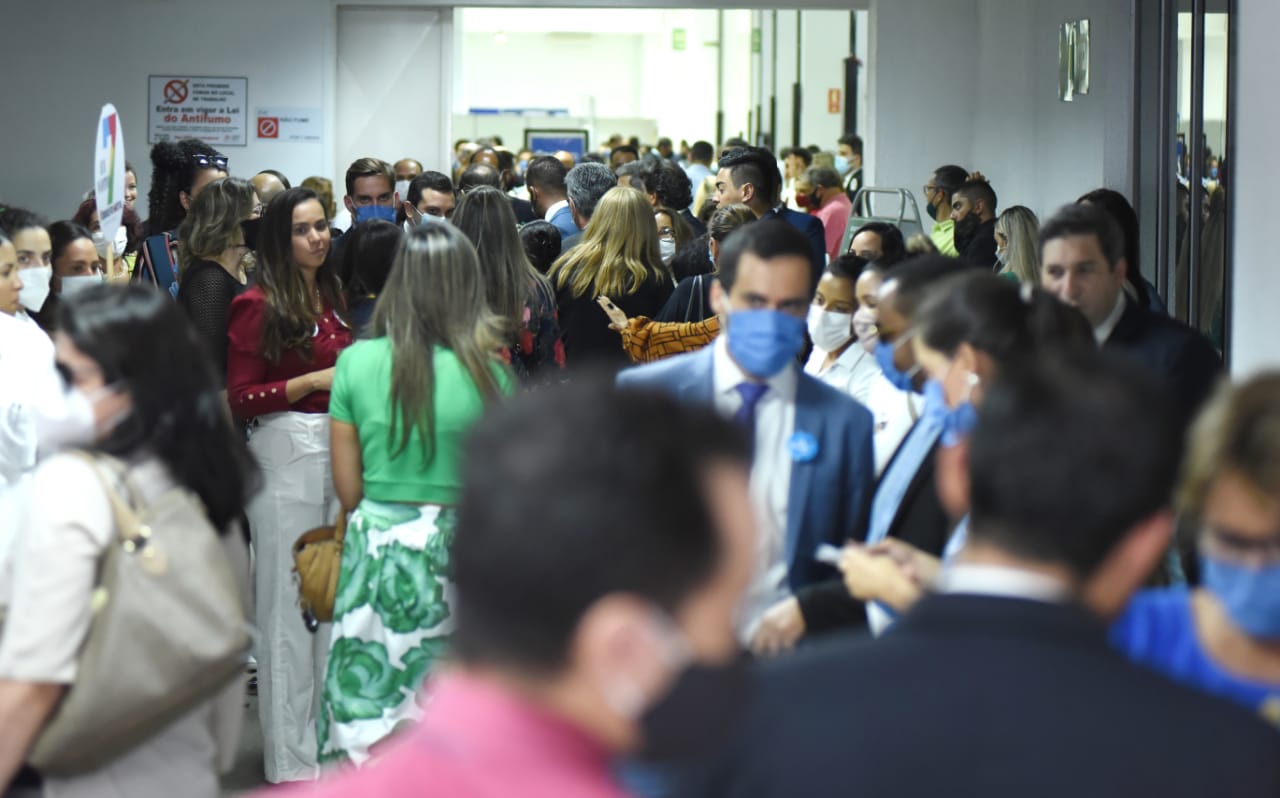 Disputa na OAB-GO: cabos eleitorais disputam espaço e fazem barulho no local de votação (Foto: Jucimar de Sousa - Mais Goiás)