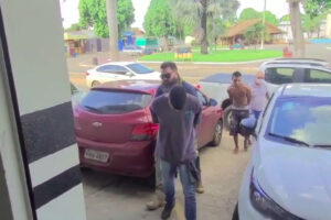 Suspeitos de vender colar na internet para assaltar casa da vítima são presos em Abadia