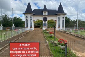 Placa fixada em um dos acessos à Cidade Missionária. (Foto: Jonathan Cavalcante/Mais Anápolis)